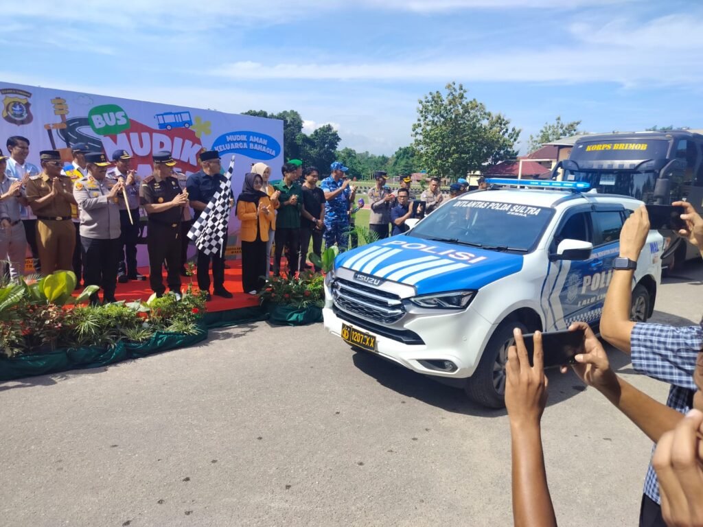 Suasana pemberangkatan 135 pemudik yang dilepas langsung oleh Kapolda Sultra Irjen Pol Didik Agung Widjanarko di Kendari, Sultra.