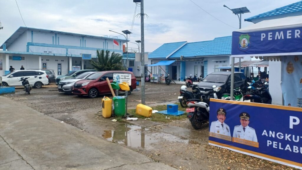Situasi arus mudik di Pelabuhan Kasipute, Kabupaten Bombana.