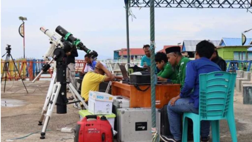 Tim rukyatulhilal Kemenag Sultra melakukan pengamatan hilal awal Syawal 1447 Hijriah di Pantai Bahari, Kecamatan Tanggetada, Kabupaten Kolaka.