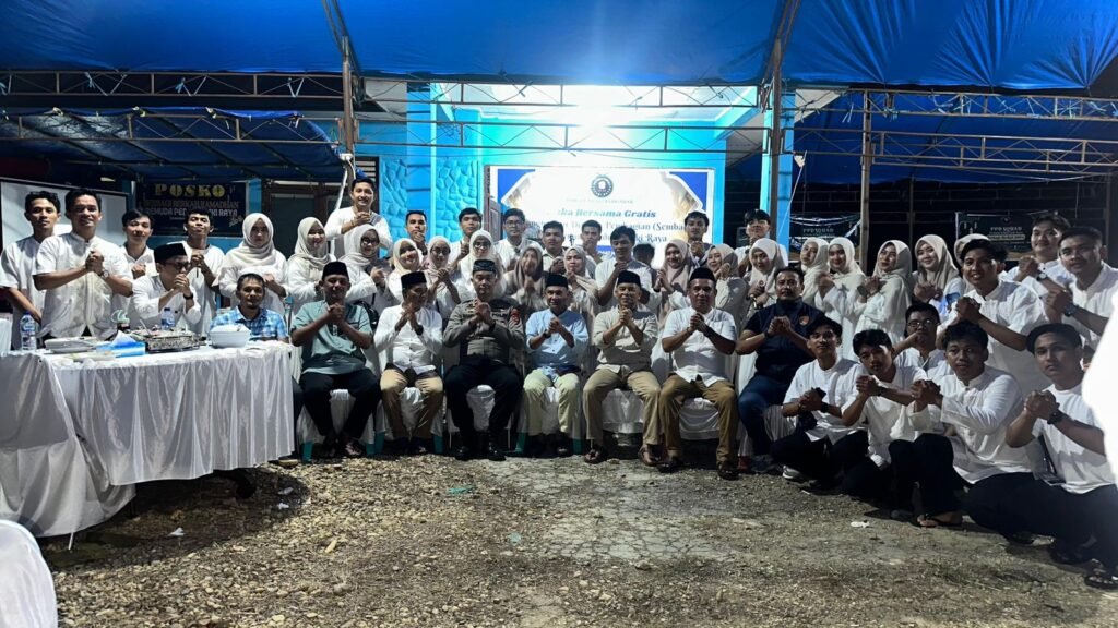 Pemuda Peduli Asaki Raya berfoto bersama usai menggelar kegiatan buka puasa bersama dan pembagian sembako di halaman Rujab Camat Lambuya, Kabupaten Konawe.