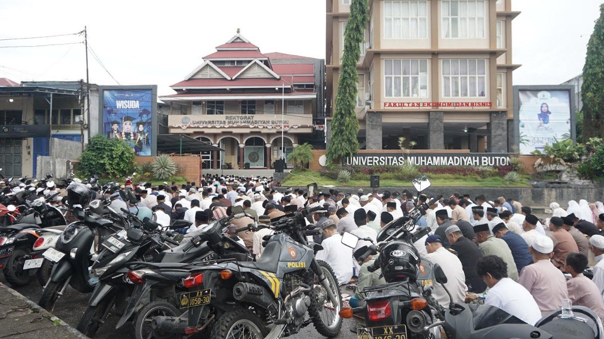 Civitas Academica UM Buton dan Warga Baubau Salat Idulfitri Bersama, Eratkan Kebersamaan Civitas Academica UM Buton dan Warga Baubau Salat Idulfitri Bersama, Eratkan Kebersamaan