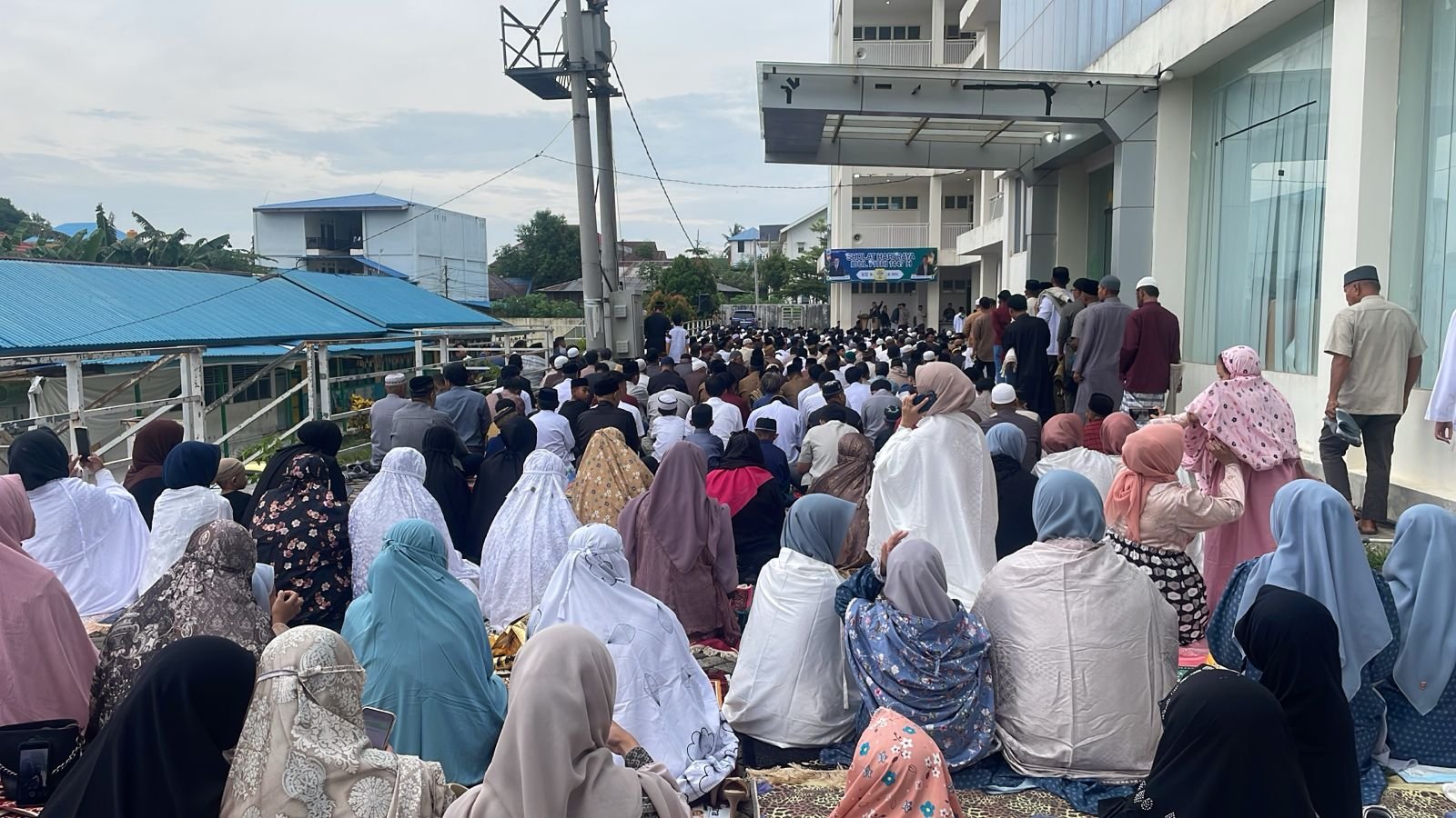 Warga Muhammadiyah Laksanakan Salat Idulfitri di Pelataran UM Kendari Warga Muhammadiyah Laksanakan Salat Idulfitri di Pelataran UM Kendari