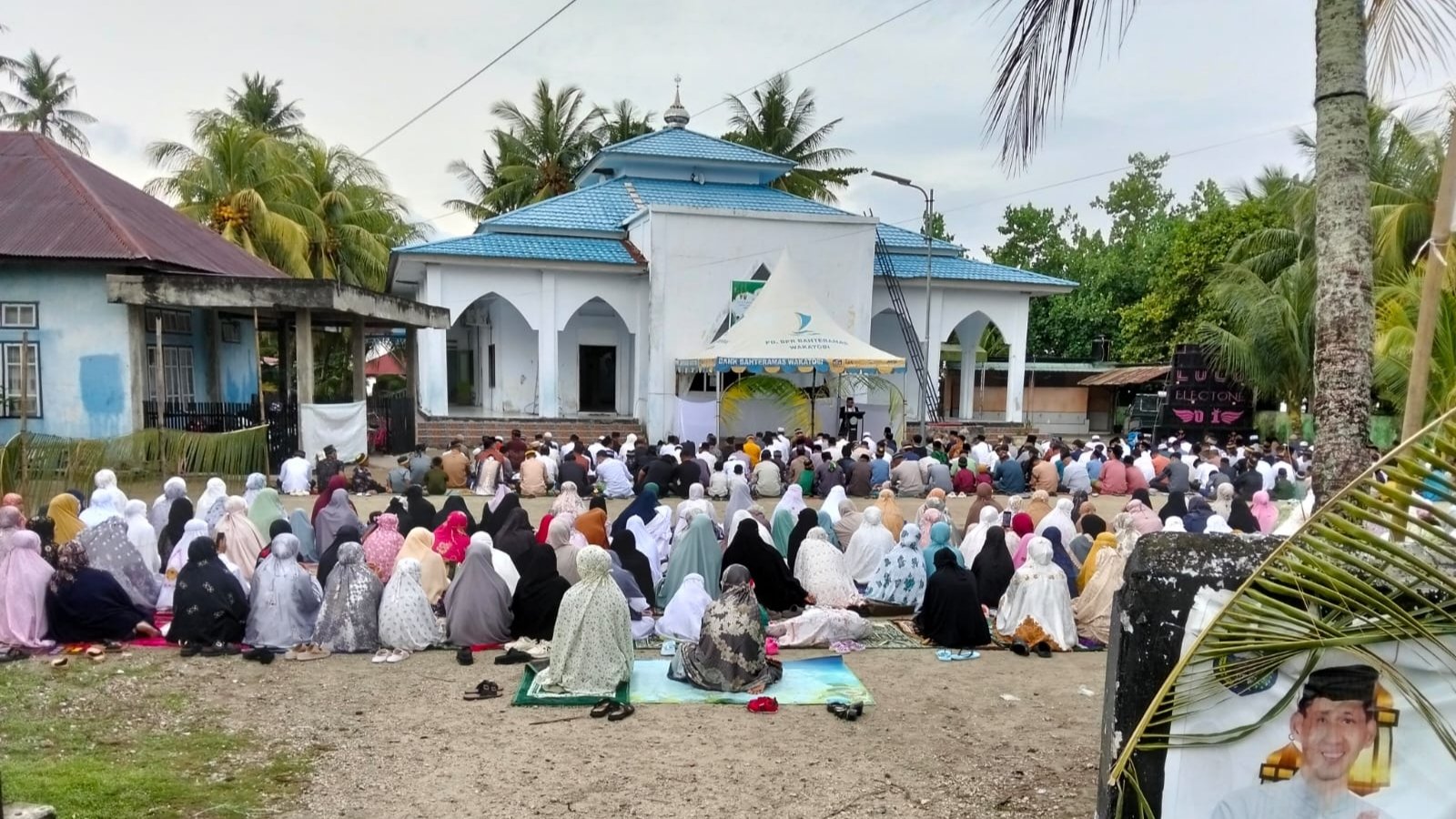Ratusan Warga di Wangiwangi, Wakatobi Laksanakan Salat Idulfitri Lebih Awal Ratusan Warga di Wangiwangi, Wakatobi Laksanakan Salat Idulfitri Lebih Awal
