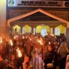 Keseruan Pawai Obor Warga Kelurahan Raraa Koltim, dari Atraksi Bola Api hingga “Abid-Abidan”