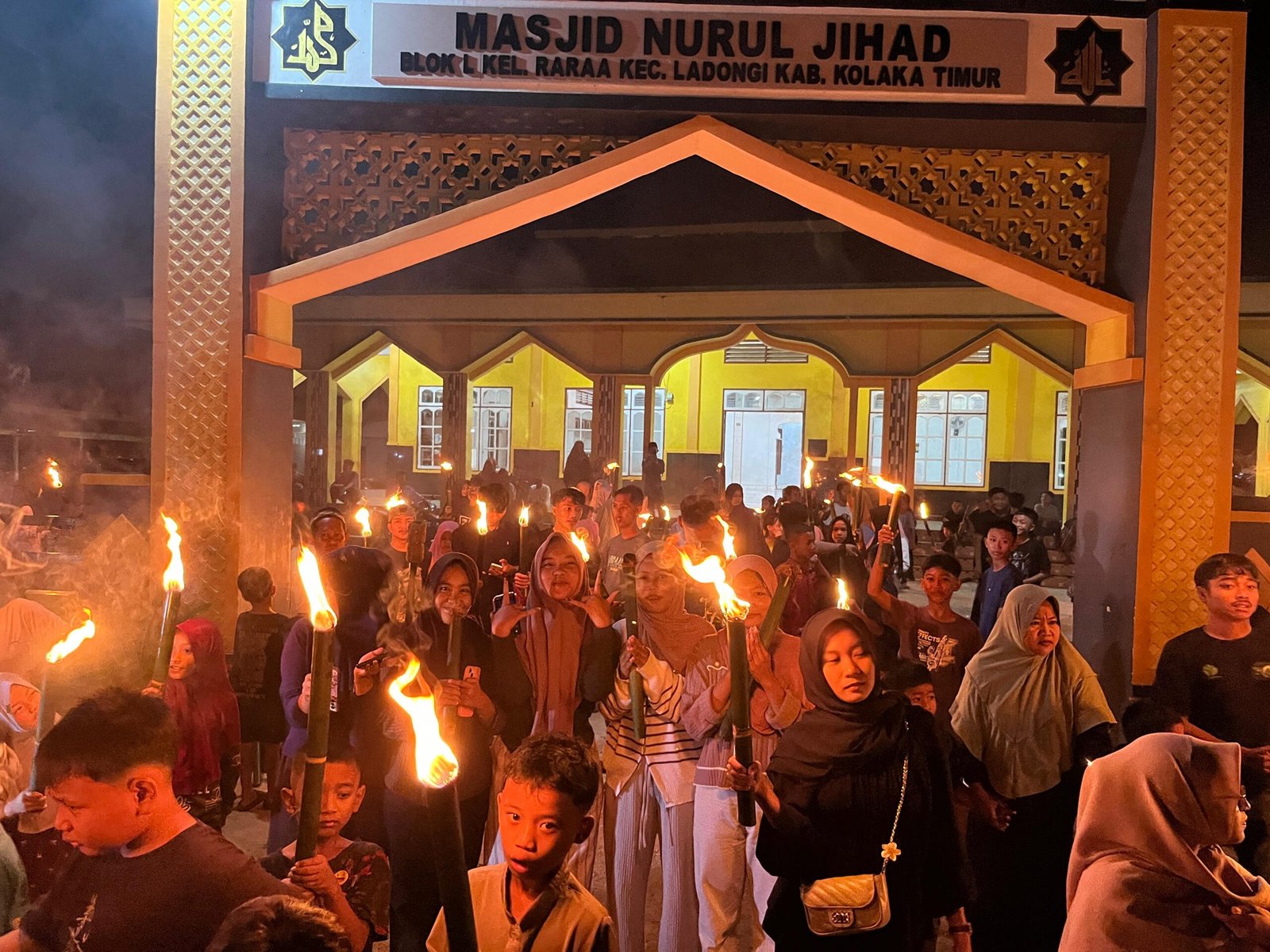 Keseruan Pawai Obor Warga Kelurahan Raraa Koltim, dari Atraksi Bola Api hingga “Abid-Abidan” Keseruan Pawai Obor Warga Kelurahan Raraa Koltim, dari Atraksi Bola Api hingga “Abid-Abidan”