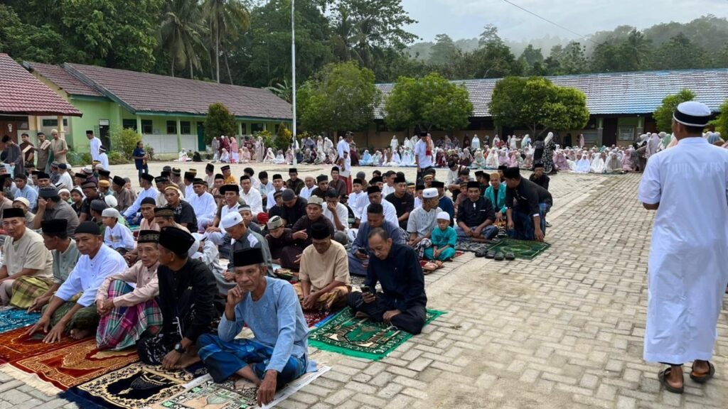 Lokasi pelaksanaan salat Idulfitri 1447 Hijriah di Lapangan SD 56 Kendari, Kelurahan Labibia, Kecamatan Mandonga, Kota Kendari, saat mulai dipadati ratusan jemaah.
