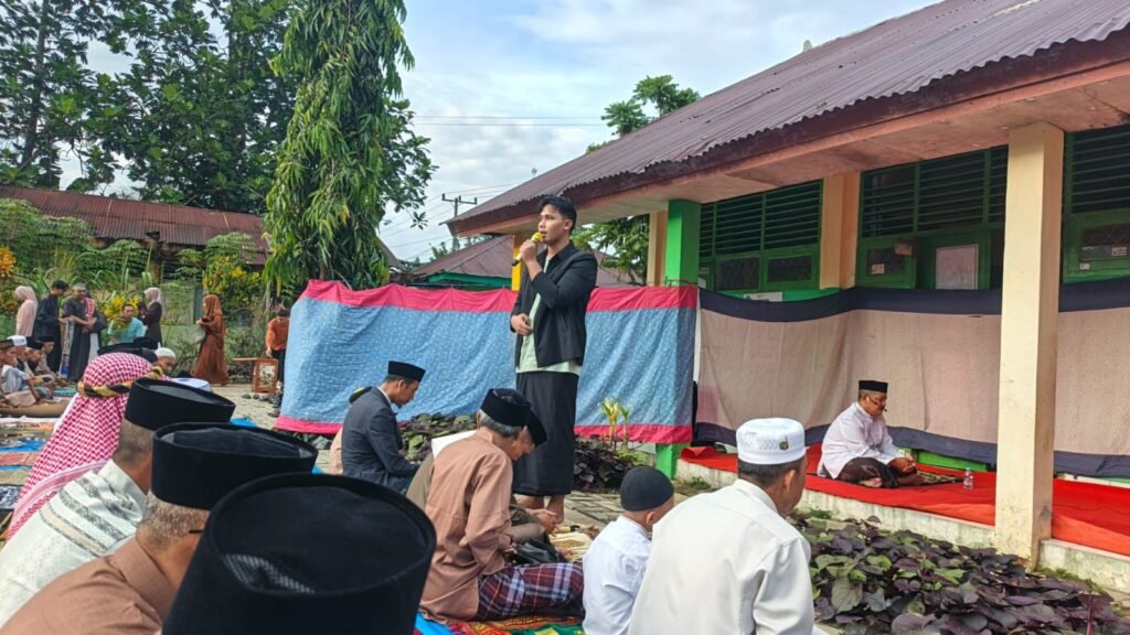 Suasana saat protokol, Naufal Fajrin JN, mengarahkan seluruh jemaah untuk mengisi tempat yang masih kosong, sekaligus menyampaikan seluruh rangkaian acara pada ibadah salat Idulfitri 1447 Hijriah di Lapangan SD 56 Kendari.