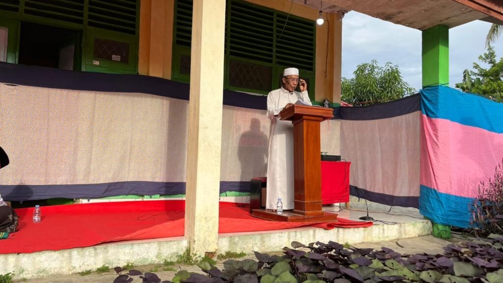 Khatib, Joma Latif, saat membawakan khotbah Idulfitri 1447 Hijriah di Lapangan SD 56 Kendari, Kelurahan Labibia, Kecamatan Mandonga, Kota Kendari.