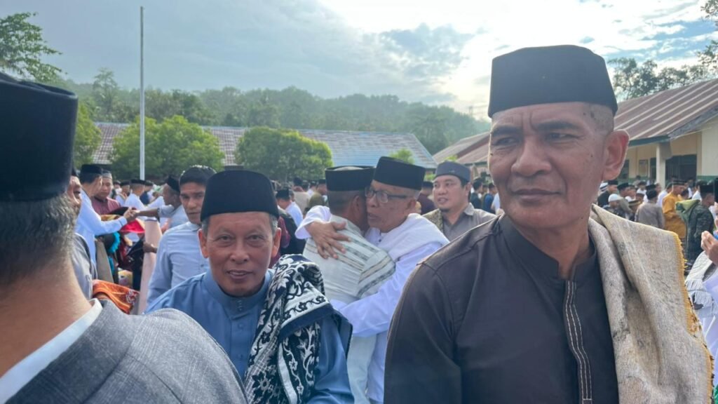 Suasana maaf-maafan sesama jemaah usai melaksanakan ibadah salat Idulfitri 1447 Hijriah di Lapangan SD 56 Kendari, Kelurahan Labibia, Kecamatan Mandonga, Kota Kendari.