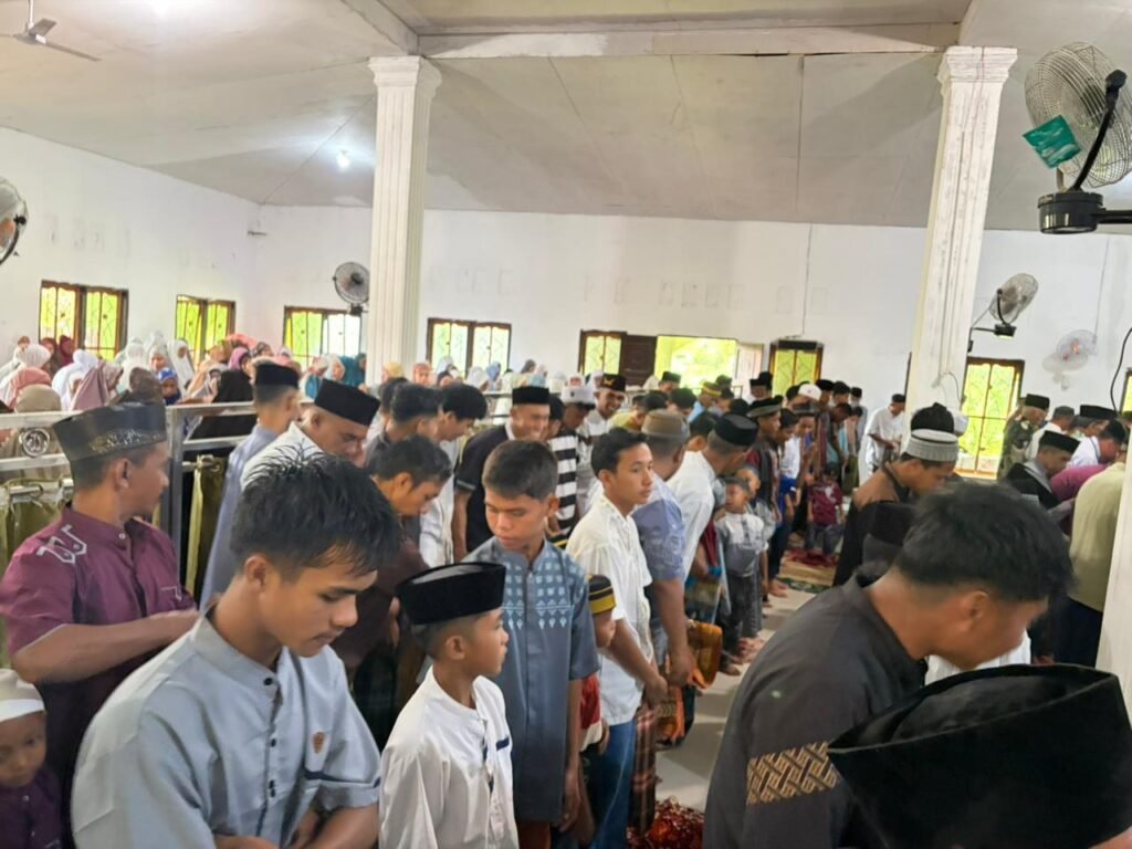 Jemaah salat Idulfitri di Masjid At-Taqwa.