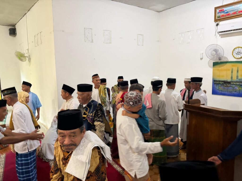 Suasana bersalam-salam setelah salat Idulfitri di Masjid At-Taqwa.