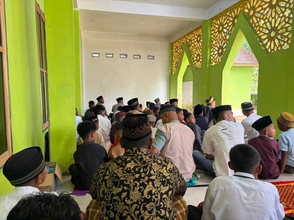 Jemaah salat Idulfitri di Masjid At-Taqwa.