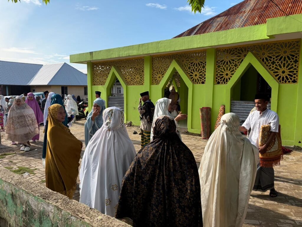 Suasana bersalam-salam setelah salat Idulfitri di Masjid At-Taqwa.