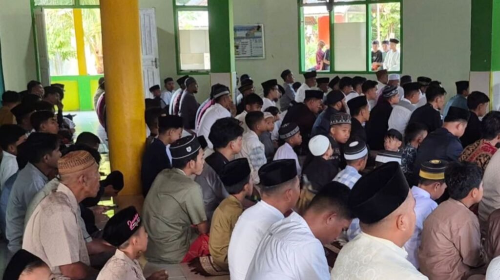 Para jemaah pria yang telah memadati area dalam Masjid Jami Al-Mujahidin, Desa Kusambi, Kecamatan Kusambi, Kabupaten Muna Barat.