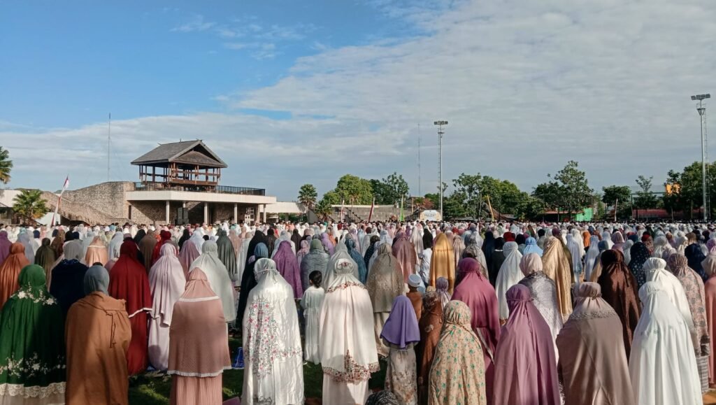 Suasana pelaksanaan salat Idulfitri 1447 Hijriah di Alun-alun Merdeka, Kelurahan Pongo, Kecamatan Wangiwangi, Kabupaten Wakatobi.