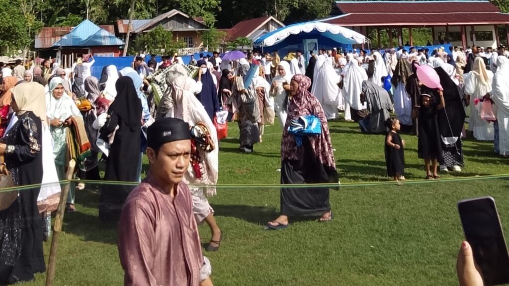 Umat muslim setelah melaksanakan salat Idulfitri 1447 hijriah di Lapangan Kelurahan Wamelai, Kecamatan Lawa, Kabupaten Muna Barat (Mubar), Sulawesi Tenggara (Sultra).
