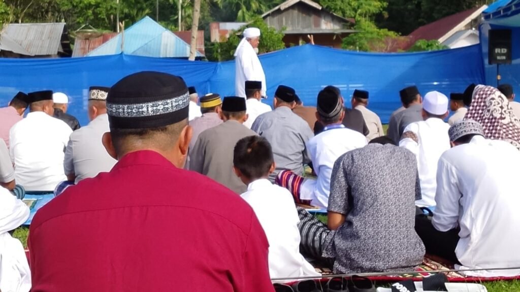 Umat muslim melaksanakan salat Idulfitri 1447 hijriah di Lapangan Kelurahan Wamelai, Kecamatan Lawa, Kabupaten Muna Barat (Mubar), Sulawesi Tenggara (Sultra).