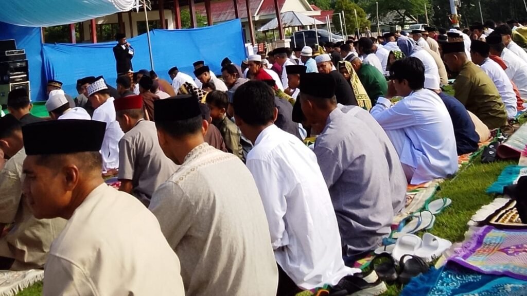 Jemaah pria mengikuti rangkaian salat Idulfitri 1447 hijriah di Lapangan Kelurahan Wamelai, Kecamatan Lawa, Kabupaten Muna Barat (Mubar), Sulawesi Tenggara (Sultra).
