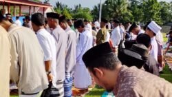 Foto: Umat Muslim Melaksanakan Salat Idulfitri 1447 Hijriah di Lapangan Wamelai, Mubar