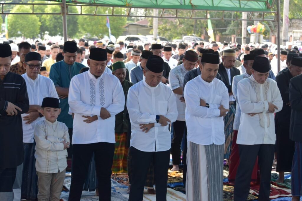 Pelaksanaan salat Idulfitri di Lapangan Kancil, Jalan Kancil, Kelurahan Anduonohu, Kecamatan Poasia, Kota Kendari. Nampak Wakil Wali Kota Kendari, Sudirman dan Sekretaris Daerah (Sekda) Kota Kendari Amir Hasan.