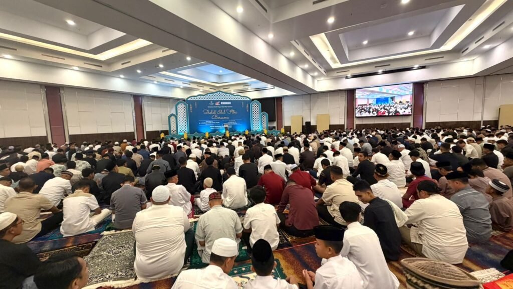 Ribuan jemaah menunggu pelaksanaan salat Idulfitri 1447 Hijriah di indoor Phinisi Ballroom Claro Hotel Kendari.