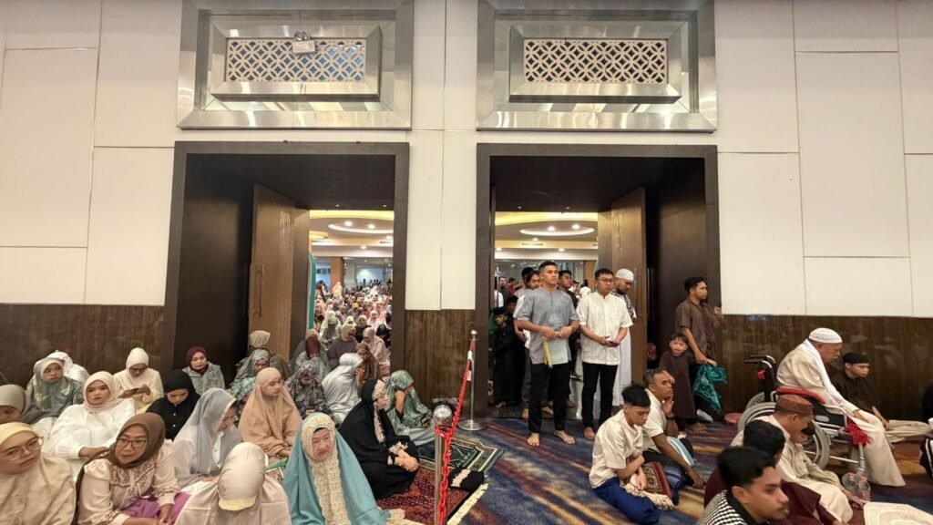 Ribuan jemaah menunggu pelaksanaan salat Idulfitri 1447 Hijriah di indoor Phinisi Ballroom Claro Hotel Kendari.
