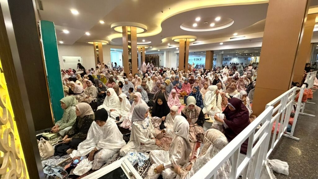 Ribuan jemaah menunggu pelaksanaan salat Idulfitri 1447 Hijriah di indoor Phinisi Ballroom Claro Hotel Kendari.