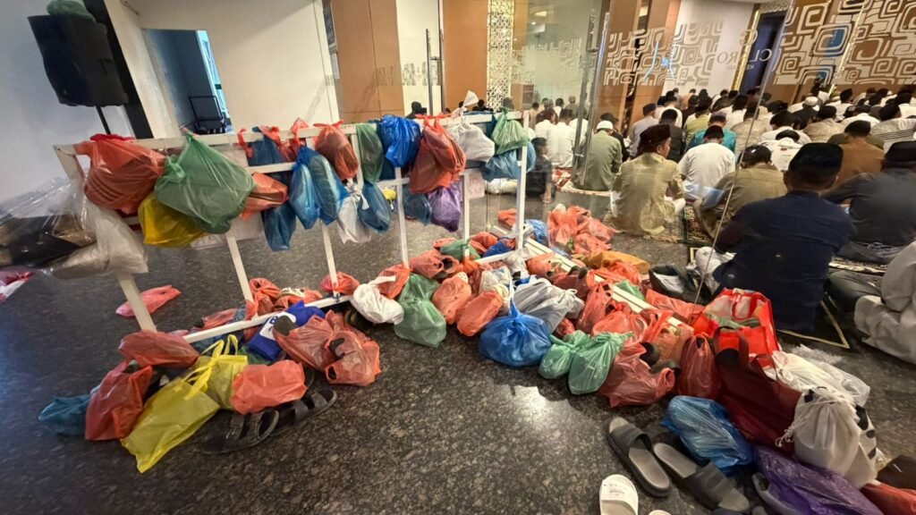 Sandal dan sepatu jemaah yang disimpan menggunakan kantung plastik saat pelaksanaan salat Idulfitri 1447 Hijriah di Phinisi Ballroom Claro Hotel Kendari.