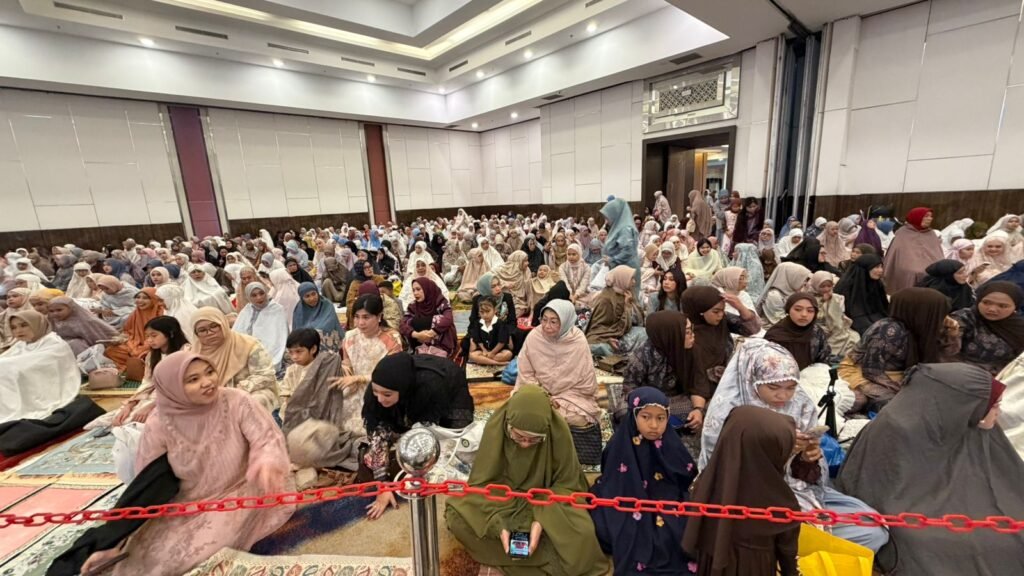 Ribuan jemaah menunggu pelaksanaan salat Idulfitri 1447 Hijriah di indoor Phinisi Ballroom Claro Hotel Kendari.