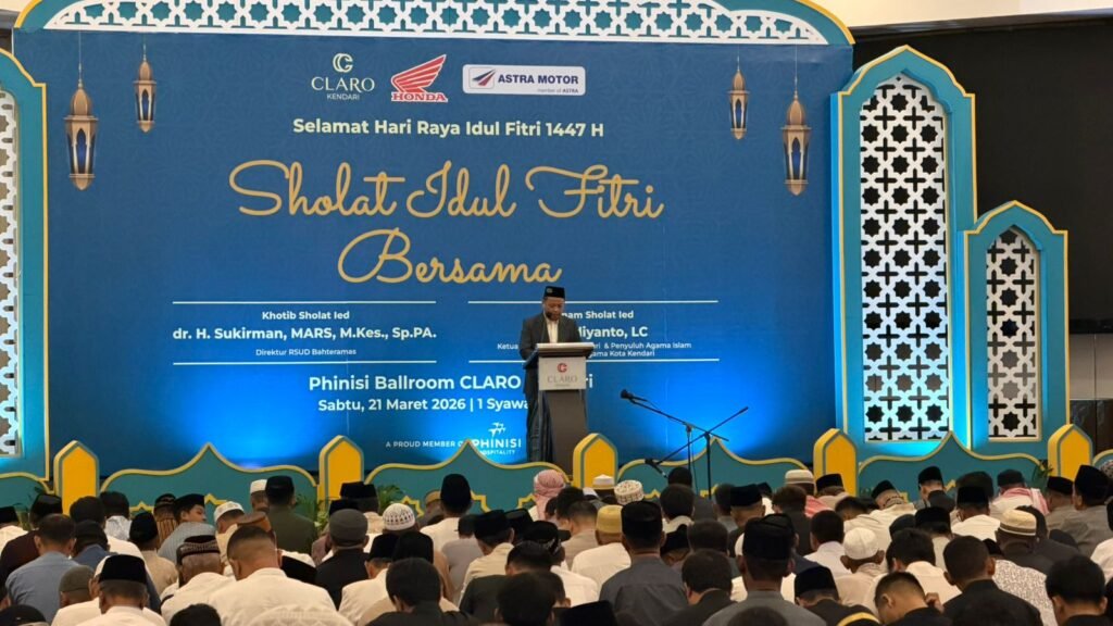 Direktur RSUD Bahteramas Kendari, Sukirman, bertindak sebagai khatib Idulfitri 1447 Hijriah di Phinisi Ballroom Claro Hotel Kendari.