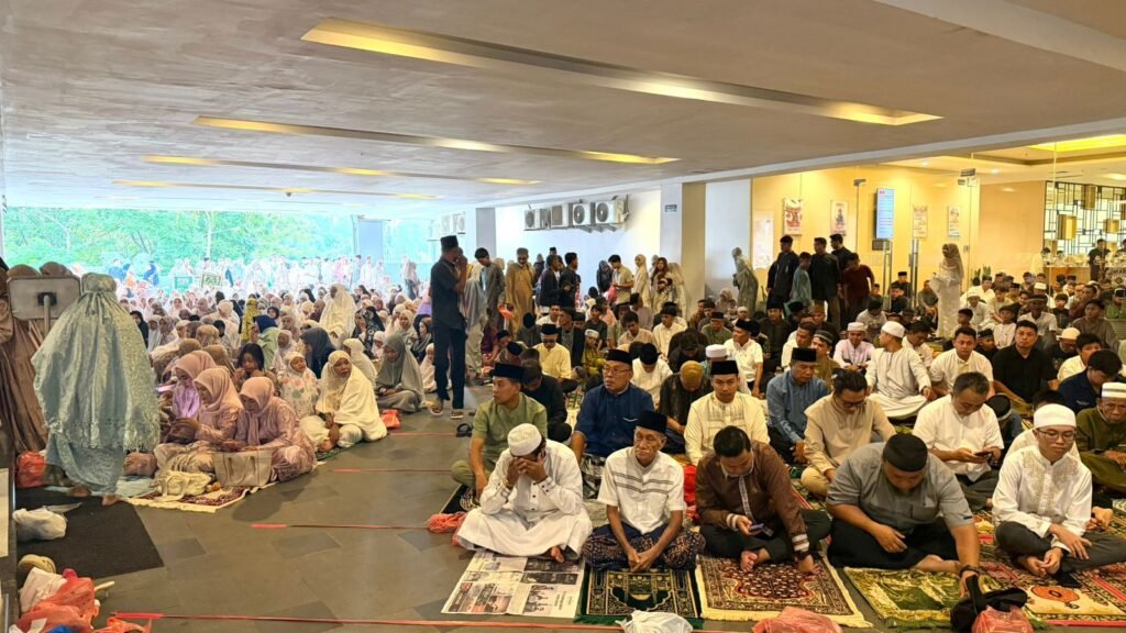 Ribuan jemaah menunggu pelaksanaan salat Idulfitri 1447 Hijriah di outdoor Phinisi Ballroom Claro Hotel Kendari.