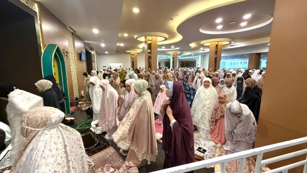 Ribuan jemaah melaksanakan salat Idulfitri 1447 Hijriah di indoor Phinisi Ballroom Claro Hotel Kendari.