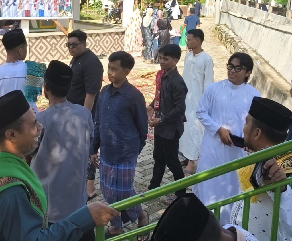 Jemaah Masjid Babul Jannah, Kelurahan Raha III, Kecamatan Katobu, Kabupaten Muna saat berbincang hangat dengan teman lama.