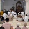 Foto: Idulfitri di Masjid Babul Jannah Muna Jadi Ajang Silaturahmi, Jemaah Bersua Teman Lama