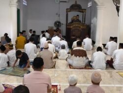 Foto: Idulfitri di Masjid Babul Jannah Muna Jadi Ajang Silaturahmi, Jemaah Bersua Teman Lama