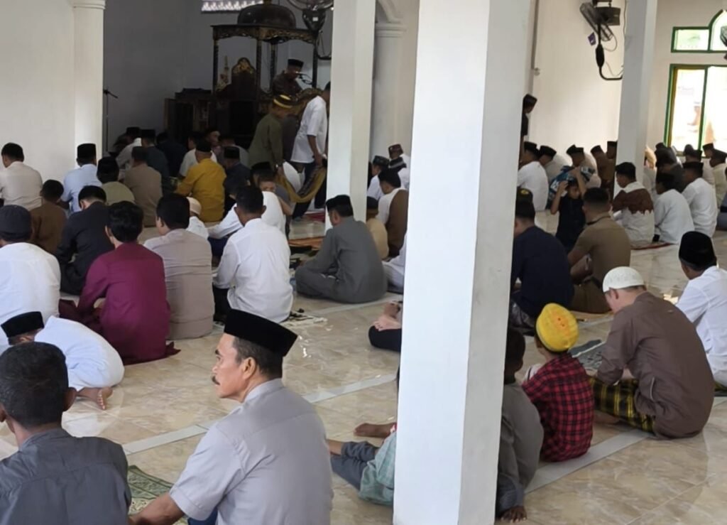 Suasana saat jemaah Masjid Babul Jannah, Kelurahan Raha III, Kecamatan Katobu, Kabupaten Muna melaksanakan salat Idulfitri 1447 Hijriah.