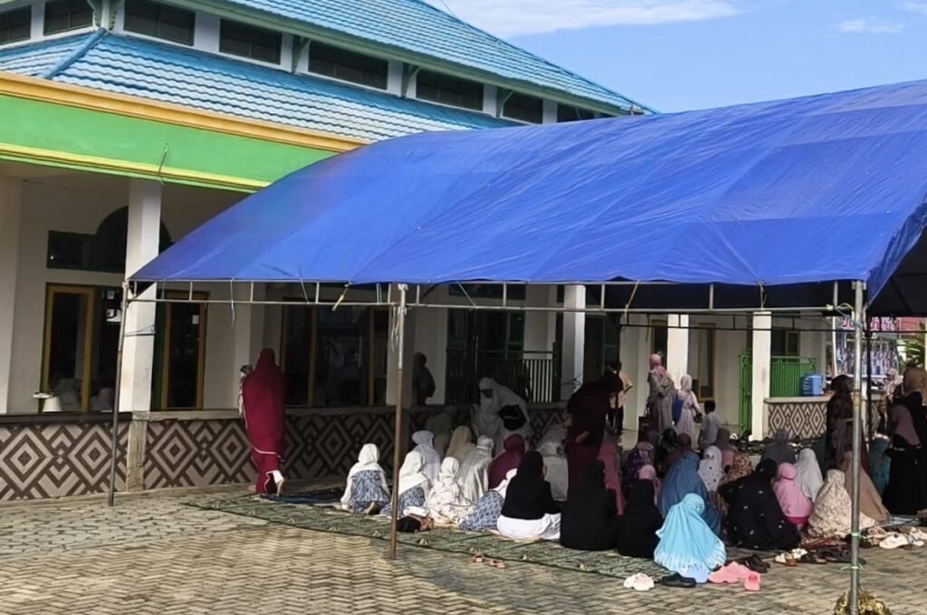 Jemaah Masjid Babul Jannah, Kelurahan Raha III, Kecamatan Katobu, Kabupaten Muna saat melaksanakan salat Idulfitri 1447 Hijriah di pelataran masjid.