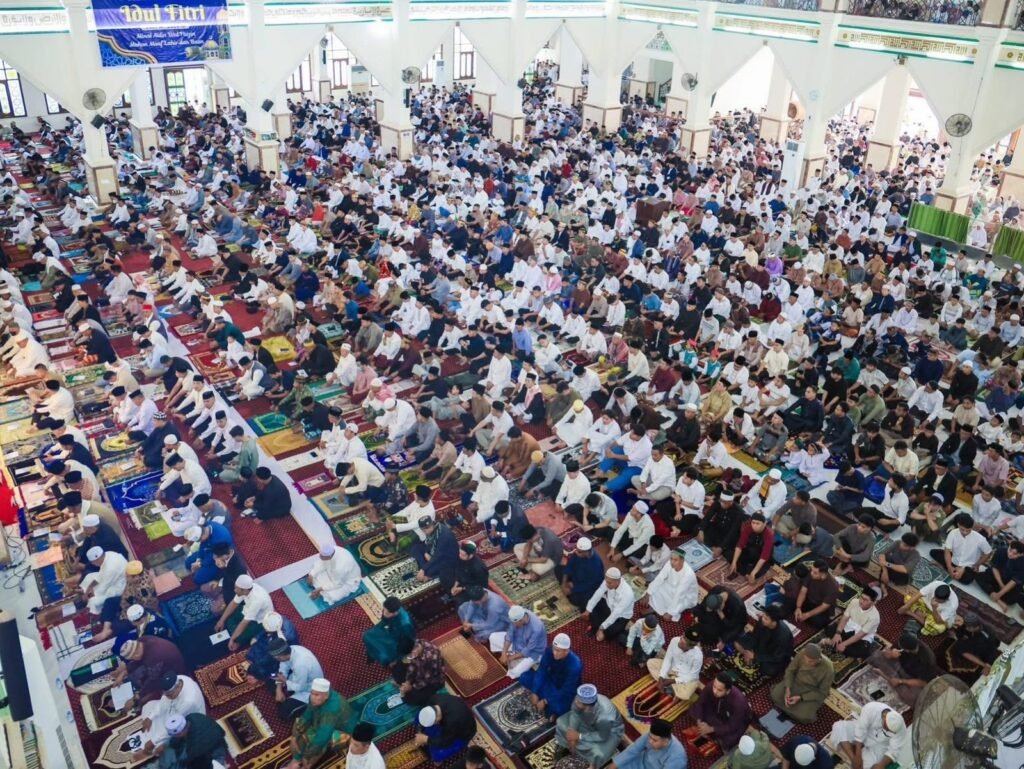Ribuan jemaah melaksanakan salat Idulfitri 1447 Hijriah di Masjid Raya Al-Kautsar Kendari.