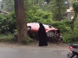 Hindari Kendaraan dari Arah Berlawanan, Sigra di Kendari Terbalik dan Masuk ke Parit