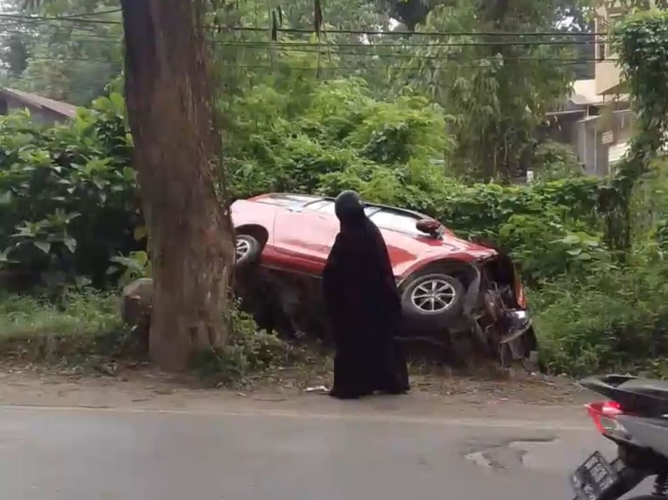 Hindari Kendaraan dari Arah Berlawanan, Sigra di Kendari Terbalik dan Masuk ke Parit Hindari Kendaraan dari Arah Berlawanan, Sigra di Kendari Terbalik dan Masuk ke Parit