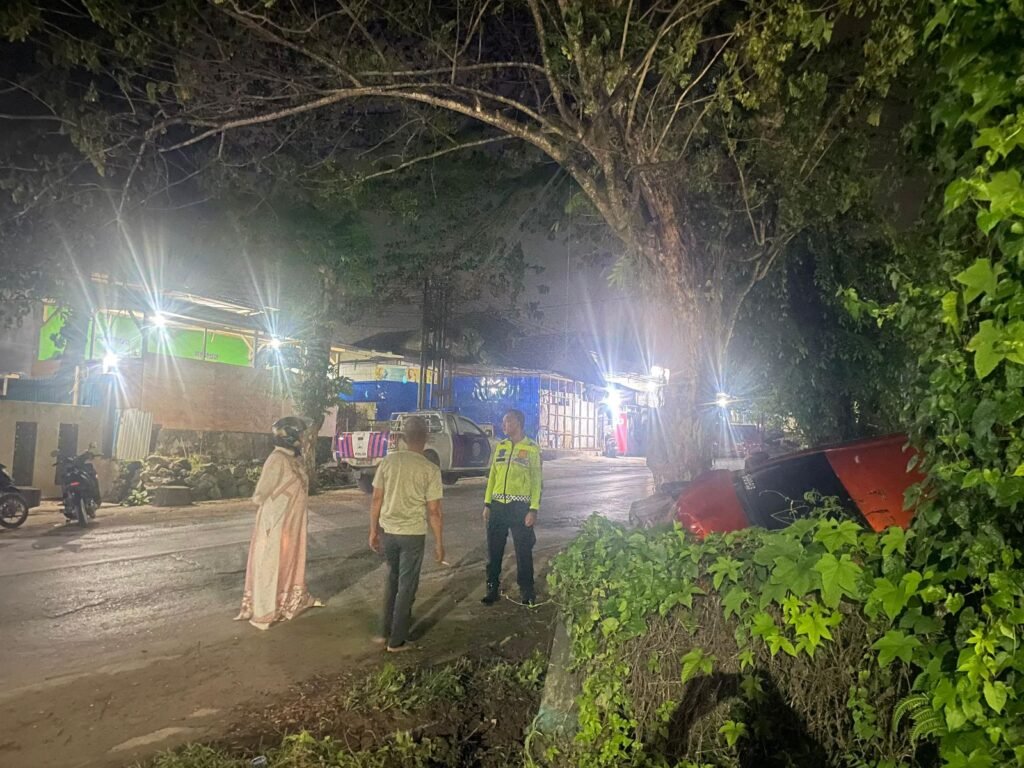Polisi melakukan olah TKP mobil Daihatsu Sigra yang terbalik usai mengalami kecelakaan lalu lintas tunggal di Jalan R. Suprapto, Kelurahan Punggolaka, Kecamatan Puuwatu, Kota Kendari.