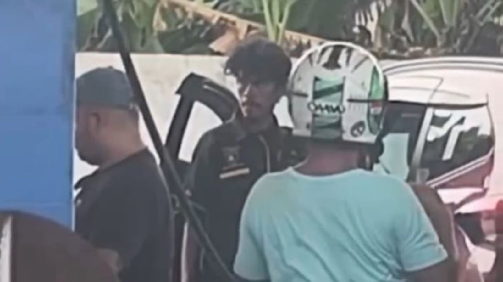 Petugas SPBU di Katobu, Muna, Terekam Isi Pertalite ke Jeriken dalam Mobil Petugas SPBU di Katobu, Muna, Terekam Isi Pertalite ke Jeriken dalam Mobil