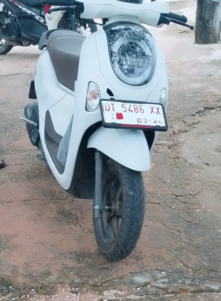 Potret kendaraan sepeda motor beserta nomor polisi yang diambil oleh korban sebelum terduga pelaku penipuan berkedok jual beli handphone di Facebook melarikan diri.