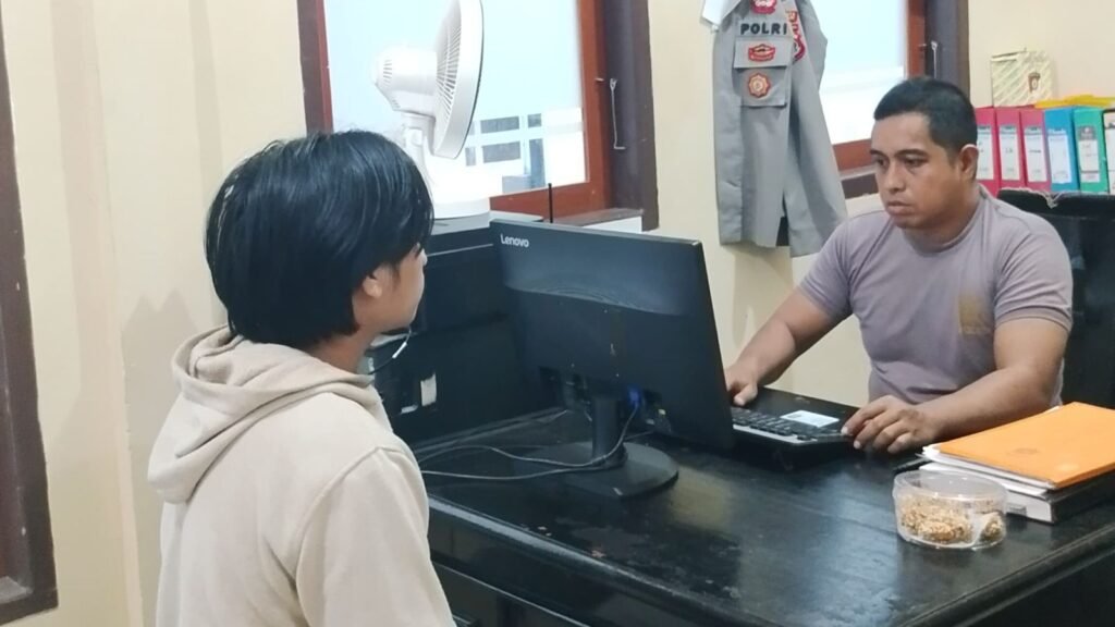 Korban berinisial IK saat melapor dugaan penipuan berkedok jual beli handphone di Facebook yang ia alami.