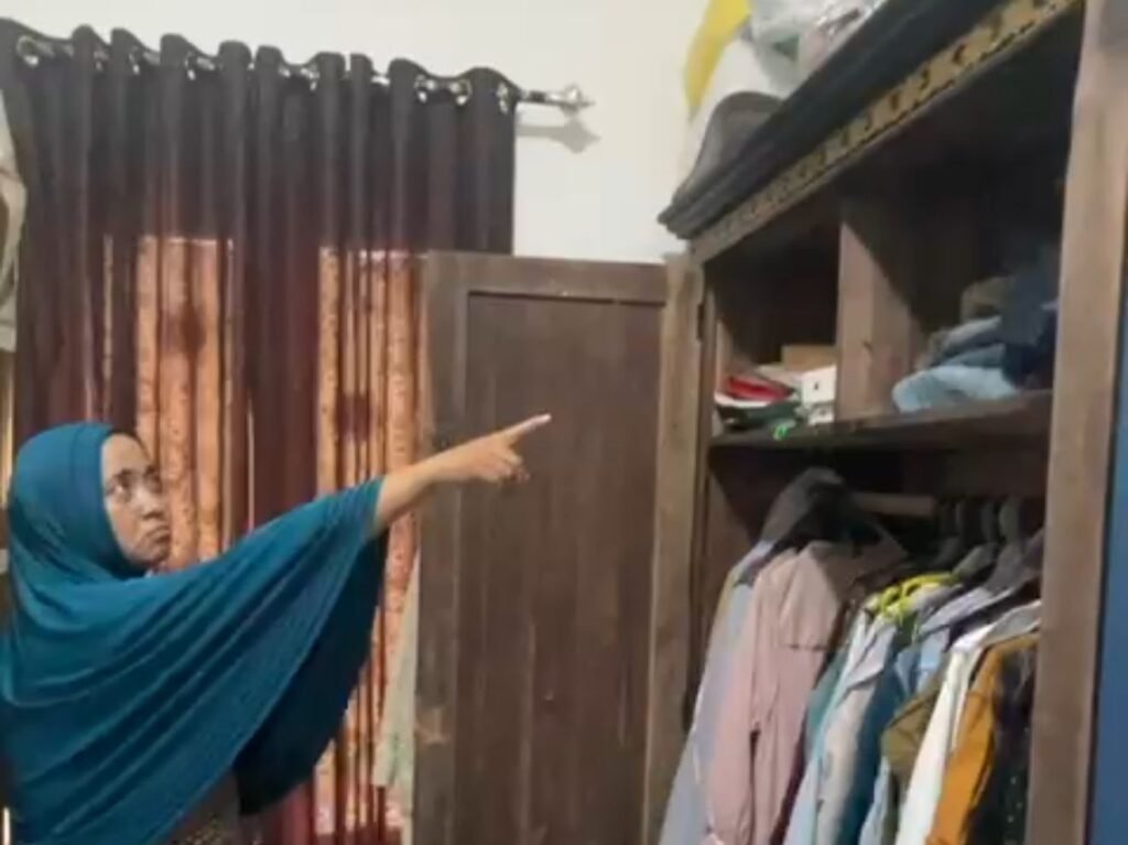 Sejumlah barang di rumah tetangga Amirul Mukminin, Mama Al, dalam keadaan berantakan setelah dimasuki maling di Perumahan BTN Griya Rafassya Anawai yang berlokasi di Jalan Tunggala, Kelurahan Anawai, Kecamatan Wuawua, Kota Kendari.