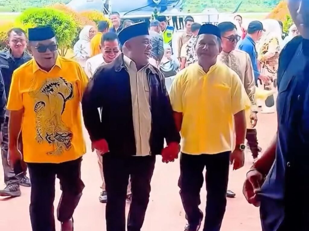 Tokoh politik asal Kabupaten Muna, La Ode Safiul Akbar Gani (tengah) disambut Bupati Muna Barat (Mubar) La Ode Darwin (kanan) di Bandara Sugimanuru.