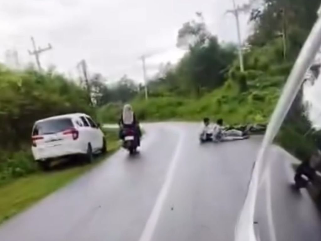 Pengendara sepeda motor tergelincir di jalan turunan di Jalan Poros Lombe, Desa Wakeakea, Kecamatan Gu, Kabupaten Buton Tengah, diduga akibat jalan licin.