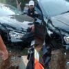 Ban Depan Pecah, Mobil Ayla Tabrak Median di Kolaka