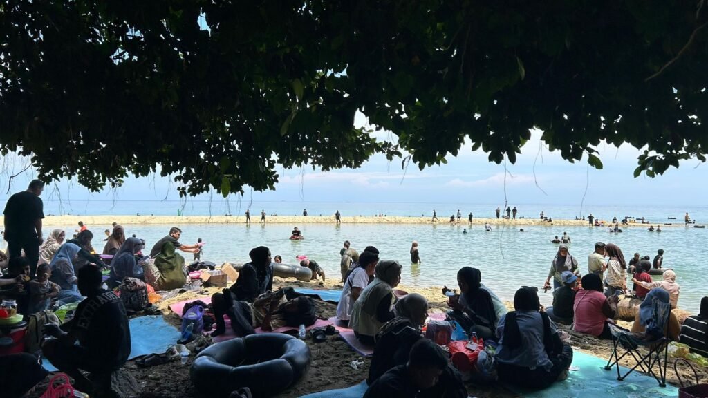 Sejumlah pengunjung menikmati spot Sungai Tamborasi sembari makan di Desa Tamborasi, Kecamatan Iwoimendaa, Kabupaten Kolaka, Sulawesi Tenggara (Sultra).