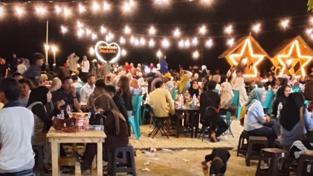 Pengunjung memadati objek wisata Puncak Wakila di Desa Kondongia, Kecamatan Lohia, Kabupaten Muna, Sulawesi Tenggara (Sultra).